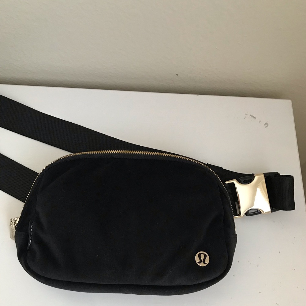 Lululemon everywhere belt bag 1L black velvet